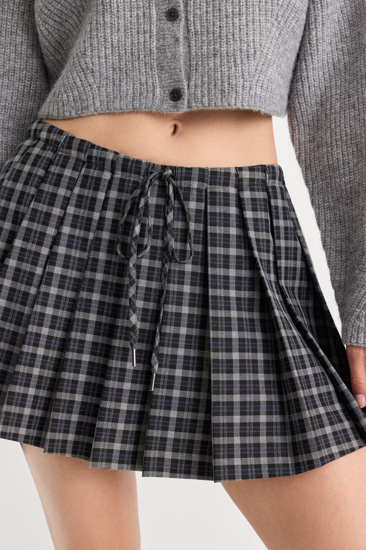 Good American The Pleated Skirt Charcoal plaid