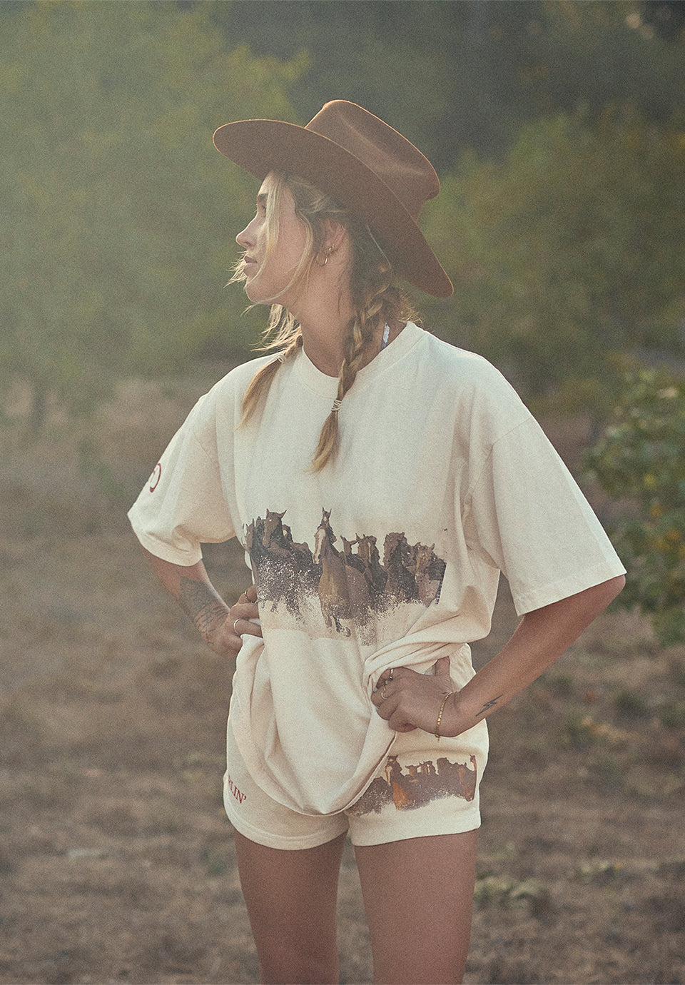 Darlin' WILD HORSE SWEATSHORTS - CREME